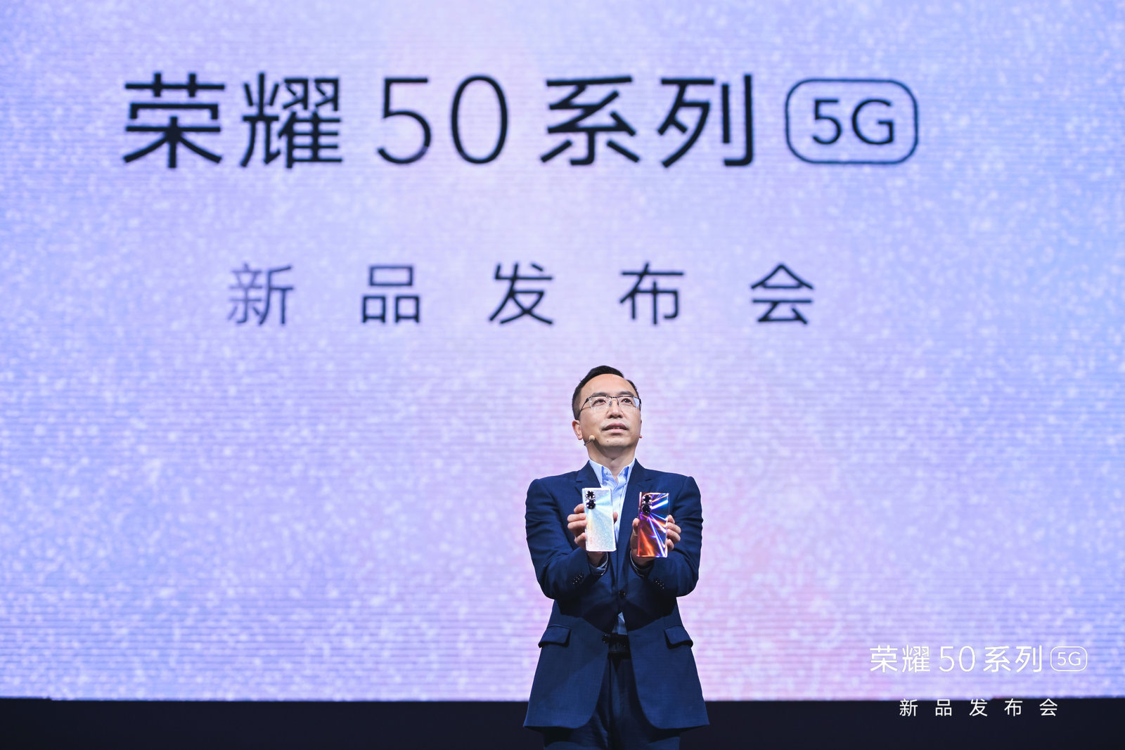 双轮驱动的极致产品主义，<span  style='background-color:Yellow;'>荣耀</span>50系列破局高端市场