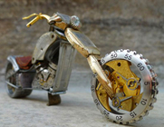 用手表零件做成的摩托车