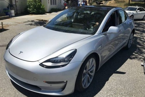 特斯拉Model 3入门版车型的实车再次曝光