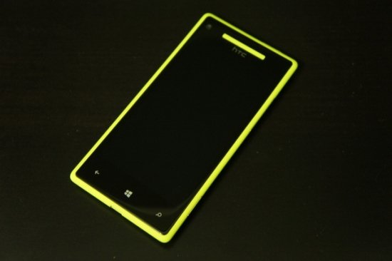 <span  style='background-color:Yellow;'>HTC</span> 8X抢眼霓黄色开箱