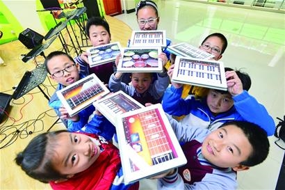 城会玩:青岛小学生组iPad乐队 人手一台