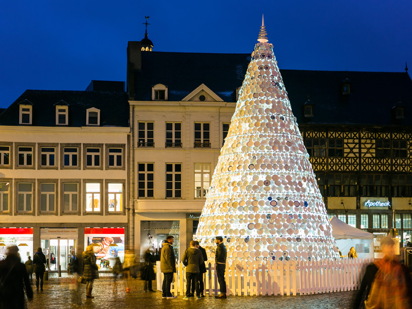 比利时节日<span  style='background-color:Yellow;'>艺术品</span>，陶瓷“圣诞树”迎圣诞