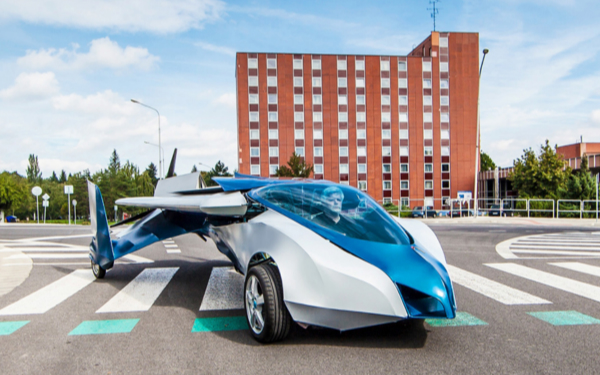 造型科幻、能在草地上起降的飞行汽车？